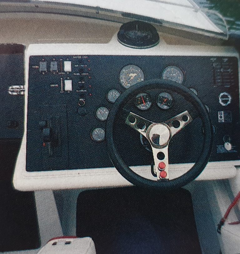 Fountain 27 Cockpit