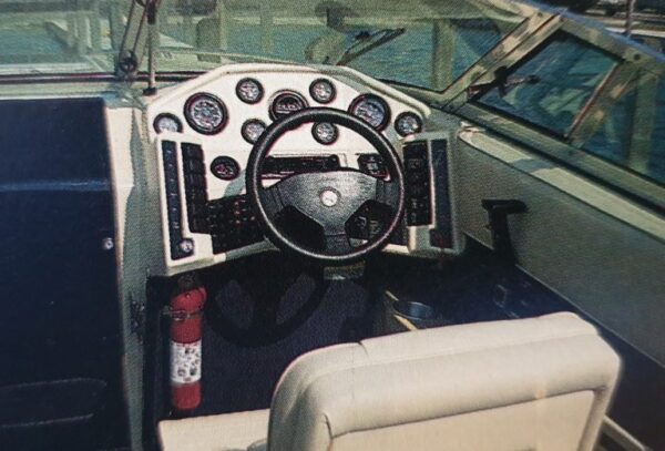 day cruiser Mariah 240Z Cockpit