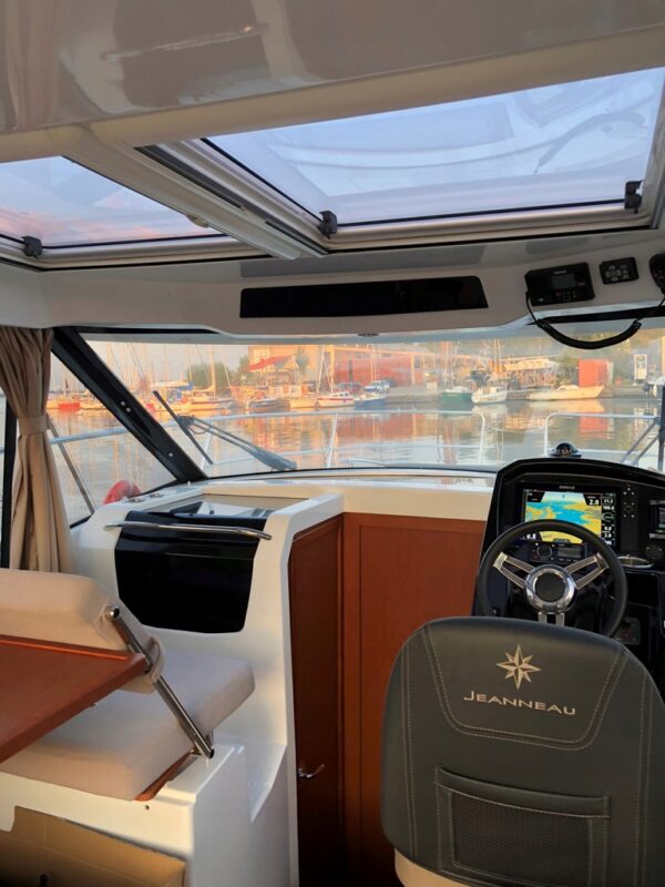 merry fisher 895 offshore interior
